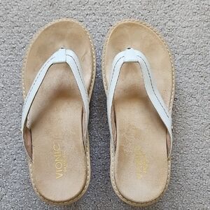 Vionic White Leather Thong Sandals with Tan Footbed